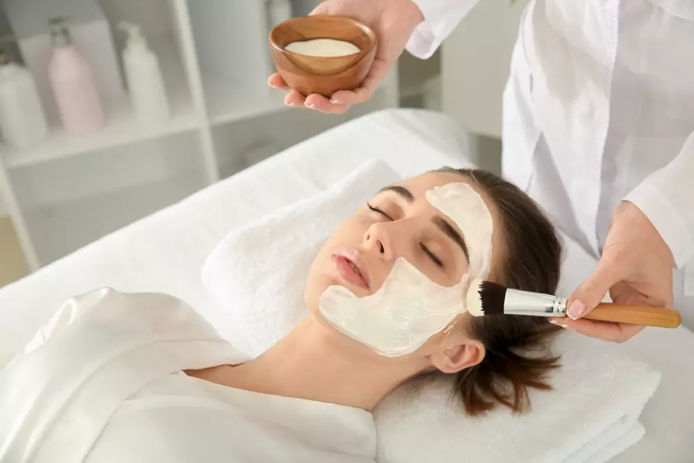 Dive into a 60-Minute Moisturizing Facial Adventure!