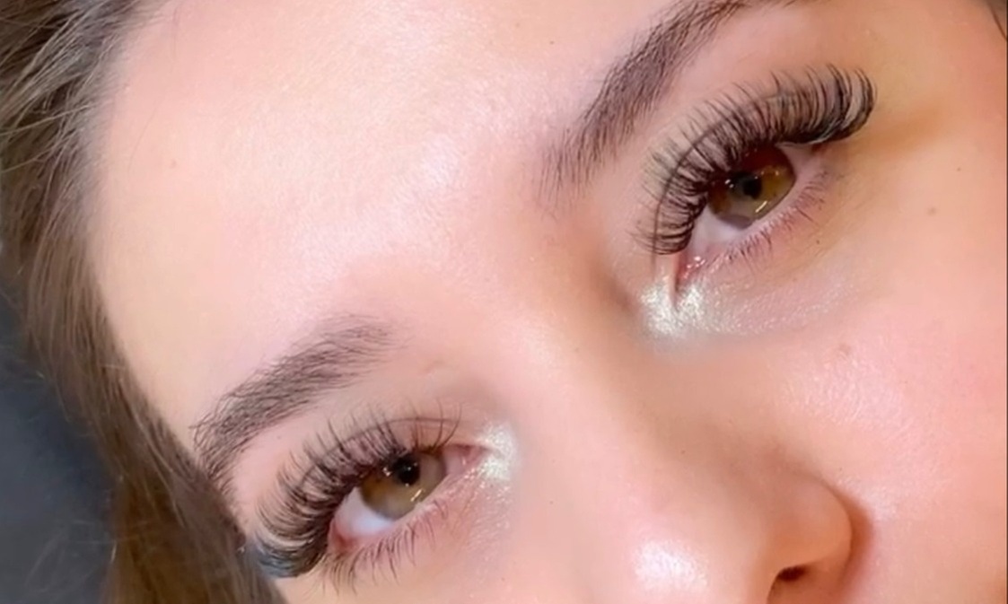 Enhance Your Eyes with Stunning Eyelash Extension Sets