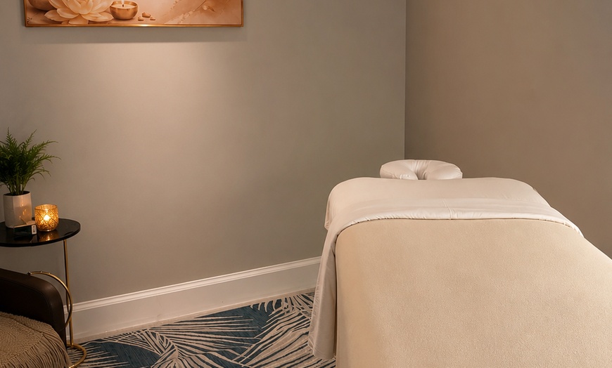 Image 5: Soothing Swedish Massage with Hot Stones & Aromatherapy