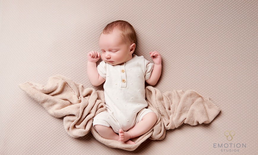 Image 4: Newborn or Bump-to-Baby Photoshoot with Five Prints