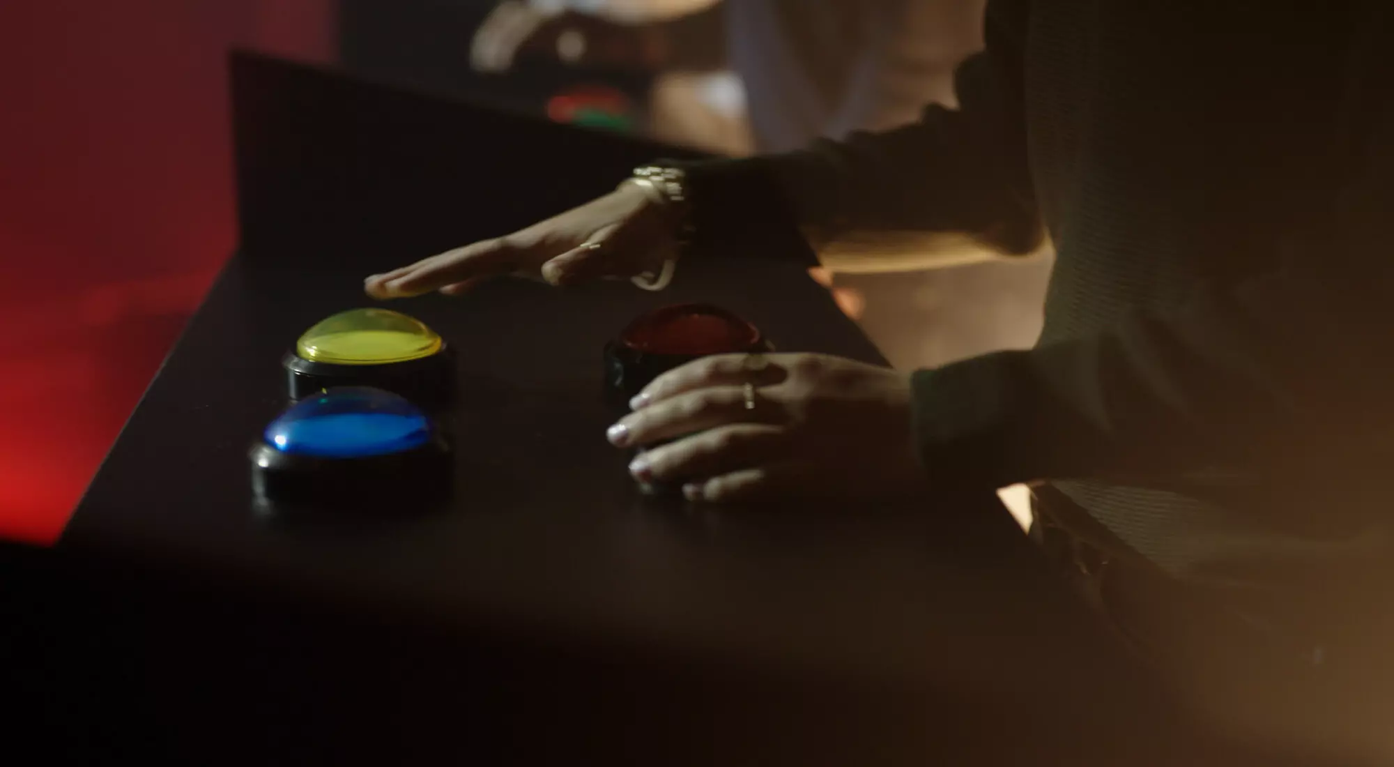 Session de jeu de quiz grandeur nature "Buzzez comme sur un plateau TV" pour 4 à 10 joueurs avec Game Over - Second Medium