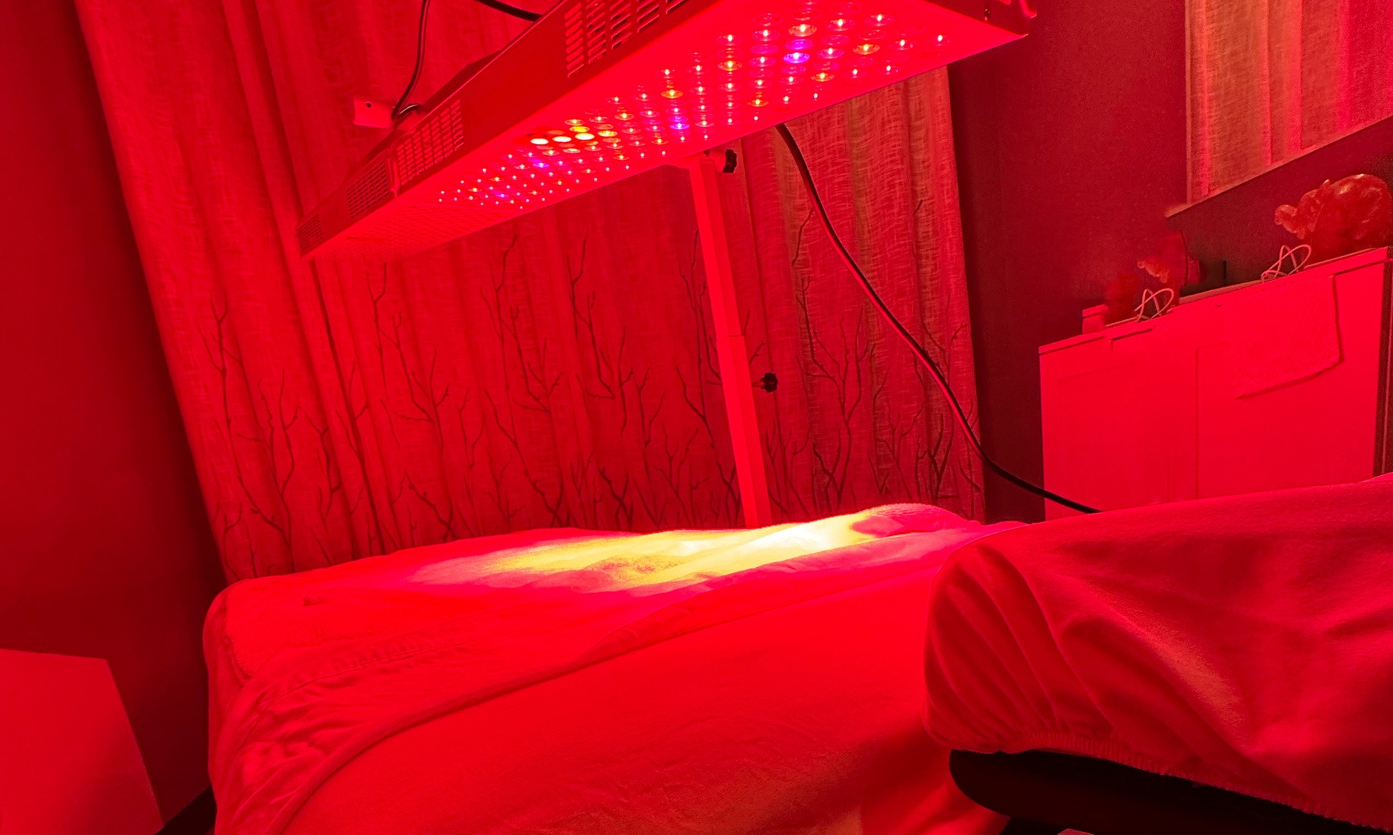 Experience rejuvenating 20-minute red light therapy sessions