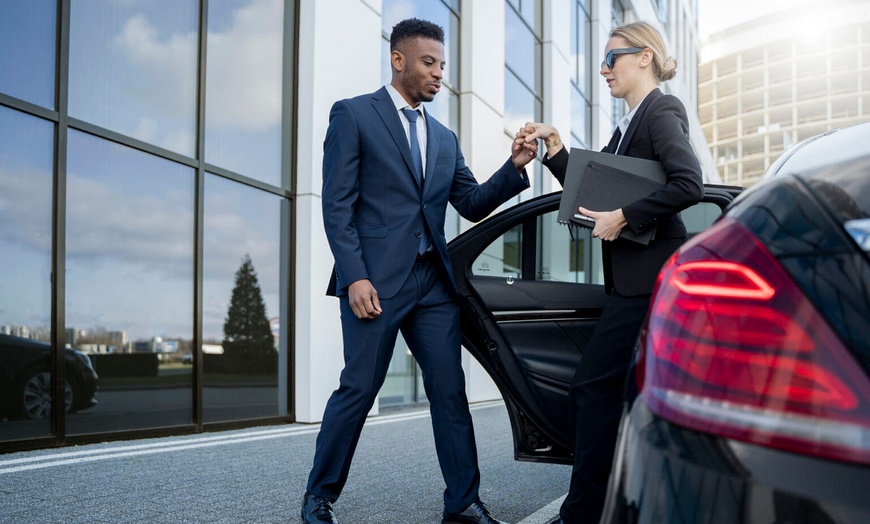 Image 2: Up to 20% Off on Taxi / Car at shuttle San Antonio