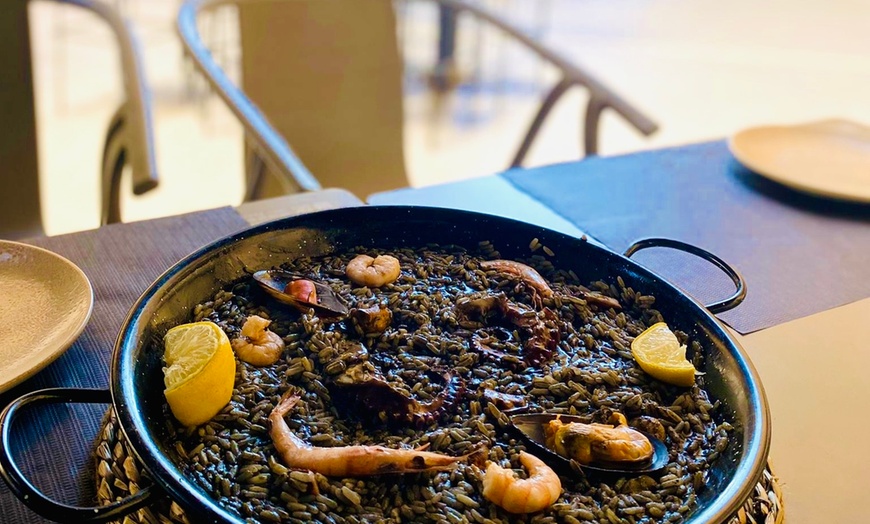 Image 1: Menú de paella para 2 o 4 personas en la playa de la Malagueta