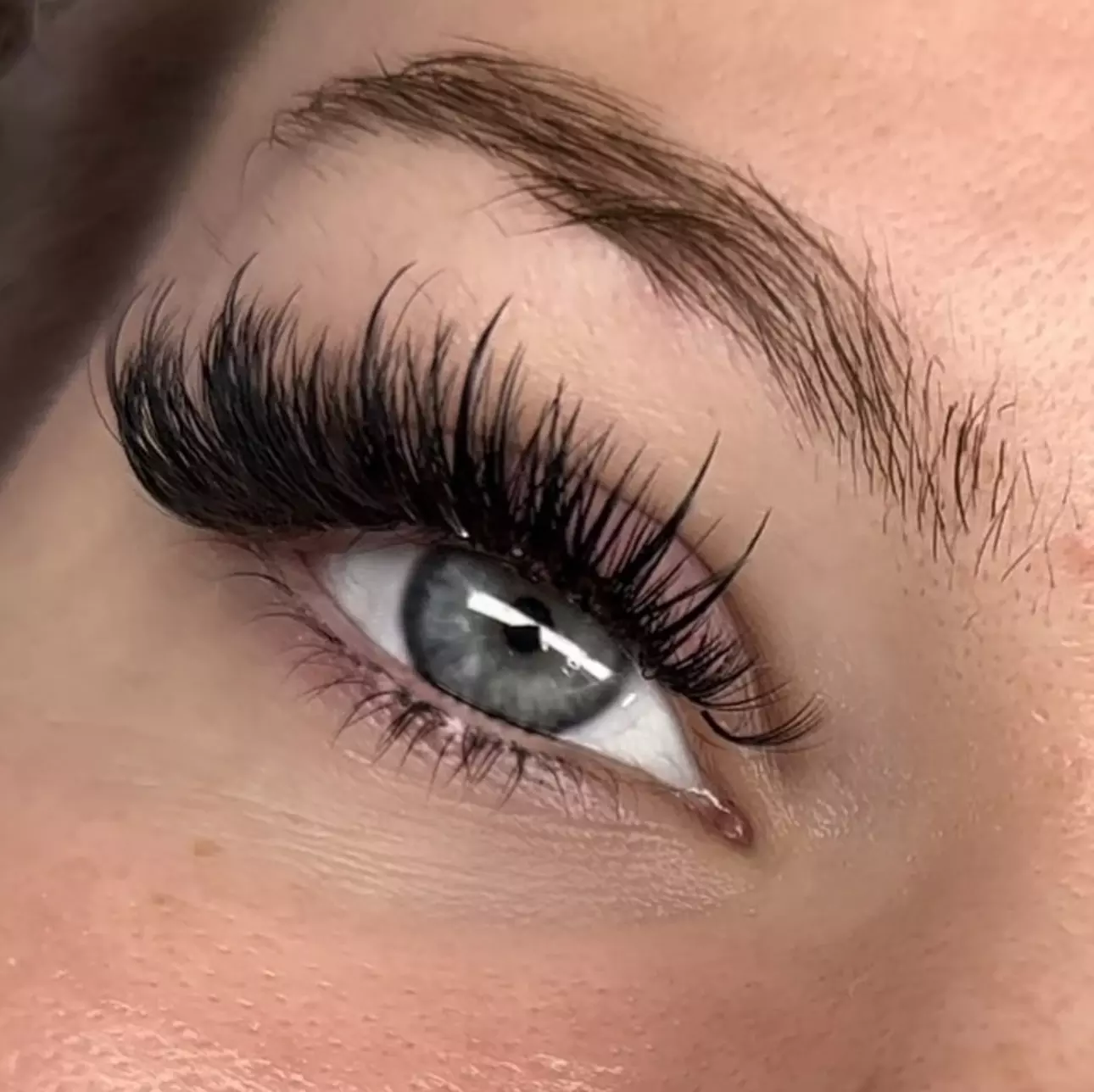 Get a Full Set of Lash Extensions for a Stunning Look