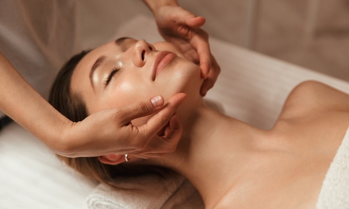Experience a 60-Minute Oxygen Facial or Dual Spray Therapy