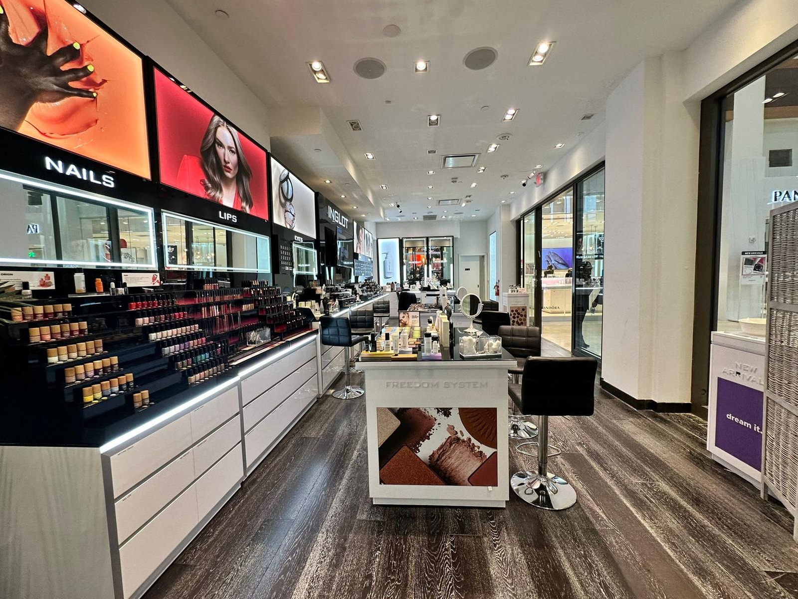 Experience INGLOT's rejuvenating facial treatments: 35 or 60 minutes of anti-aging care, up to 50% off - Primary Image