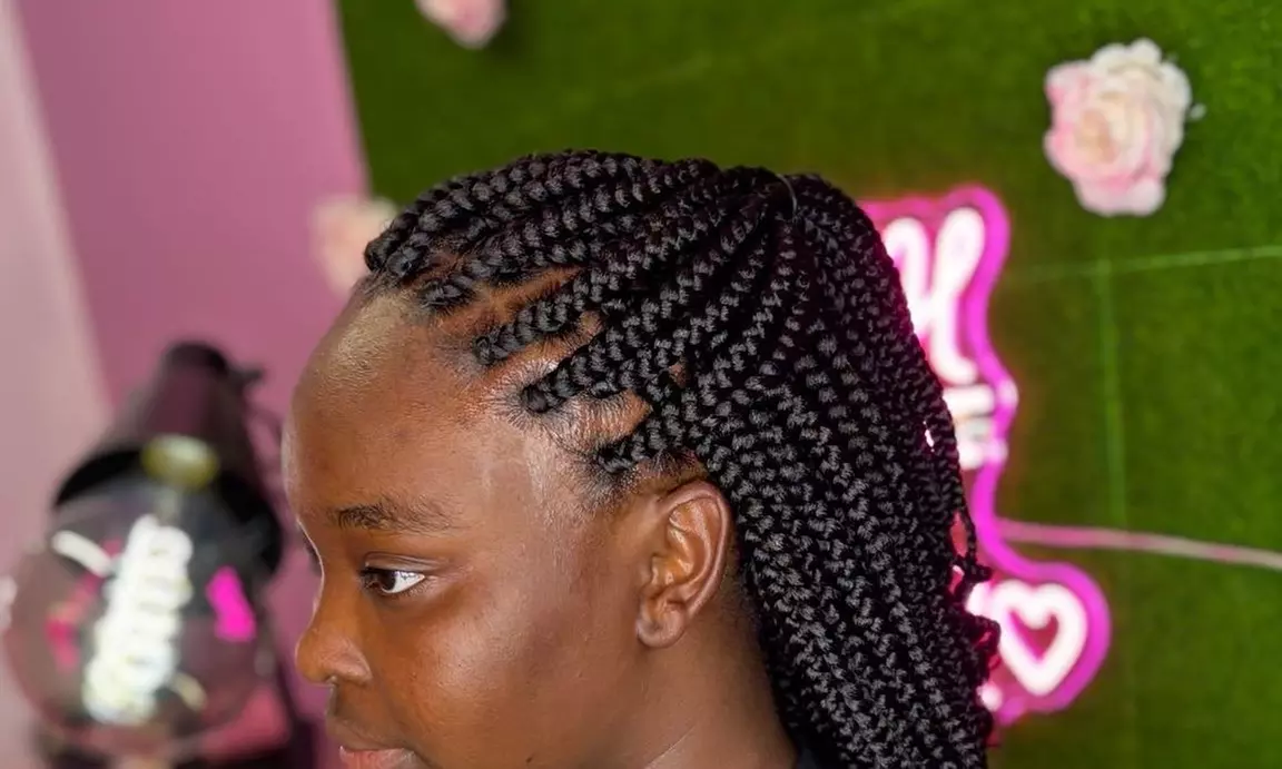 Enjoy up to 30% off with BEAUTYLISSAENT LLC on Large, Medium, or Small Box Braid Sessions - Second Medium