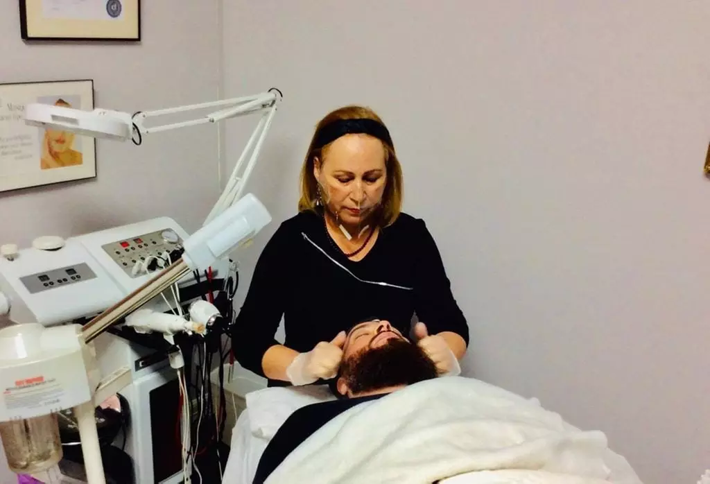 Lymphatic Drainage Massage with Red Light Therapy plus Essential Oils