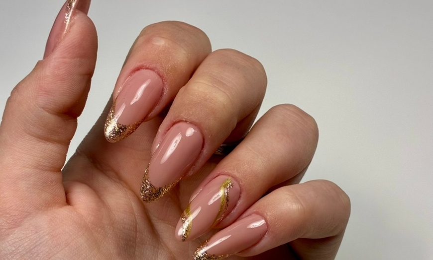 Image 5: Beauté des mains et du regard chez Elvina Beauty à Béziers