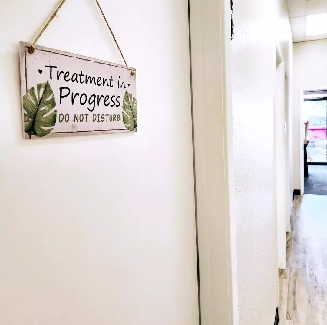 Relax & Reconnect: 60-Min Full Body or Couples Massage w/ Aromatherapy