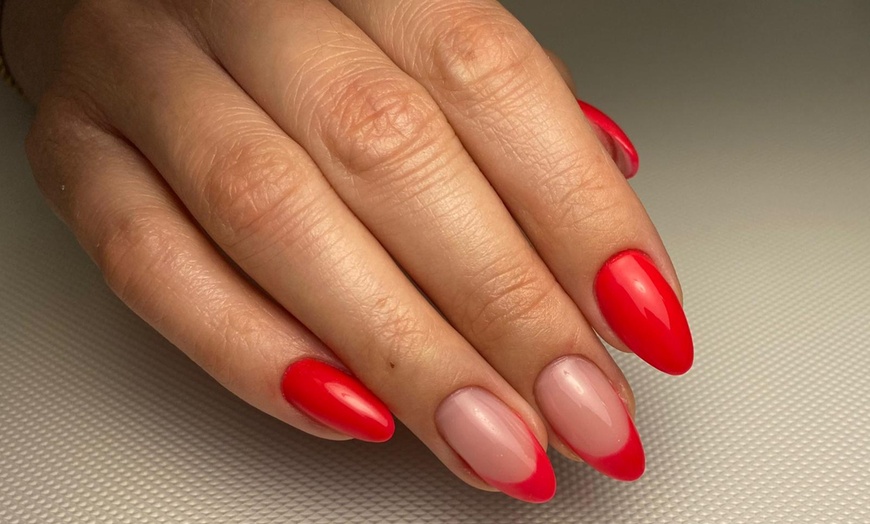 Image 10: Manicure i pedicure w 4 wariantach do wyboru