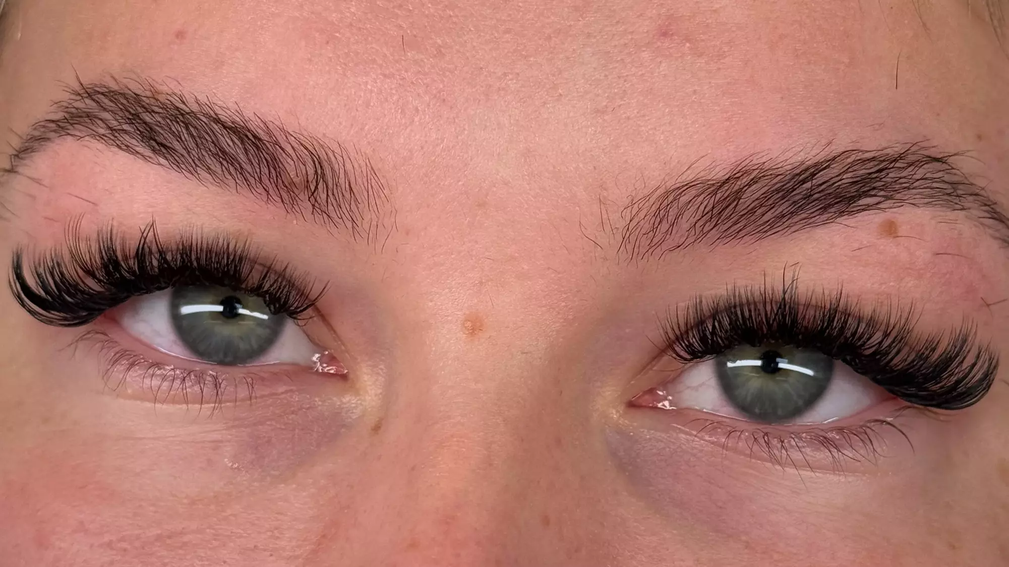 Light Volumen-Wimpernverlängerung für 1 Person