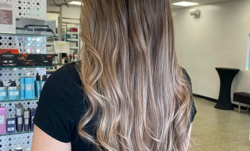 Image 4: Voluminous Hair with Deep Conditioning Blowout