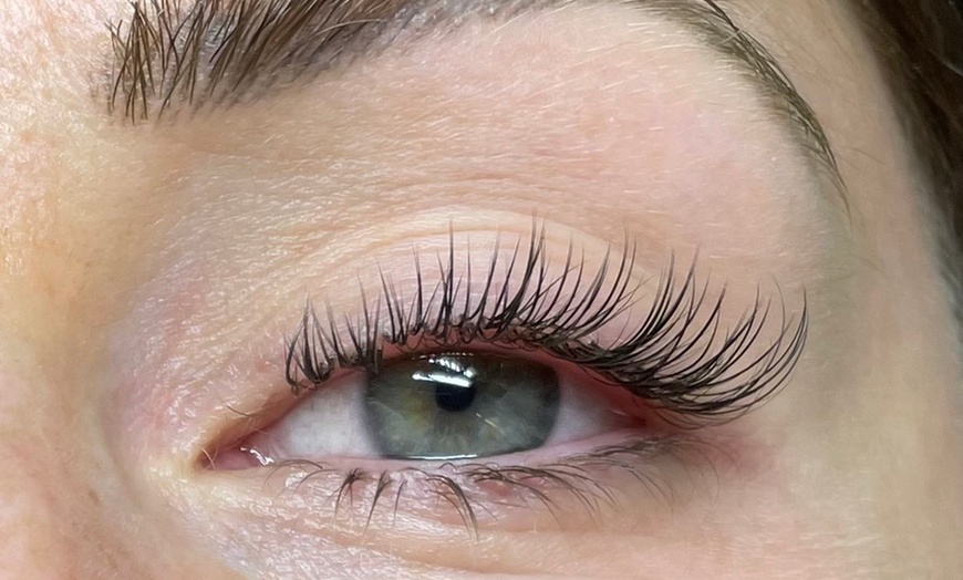 Image 1: Wimpernverlängerung mit der 1:1 Technik für natürliche Schönheit