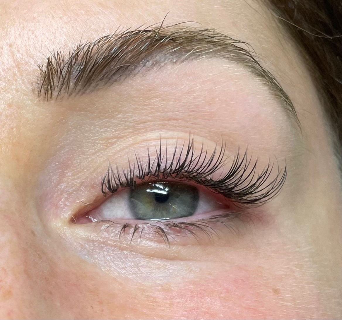 Wimpernverlängerung mit der 1:1 Technik für natürliche Schönheit