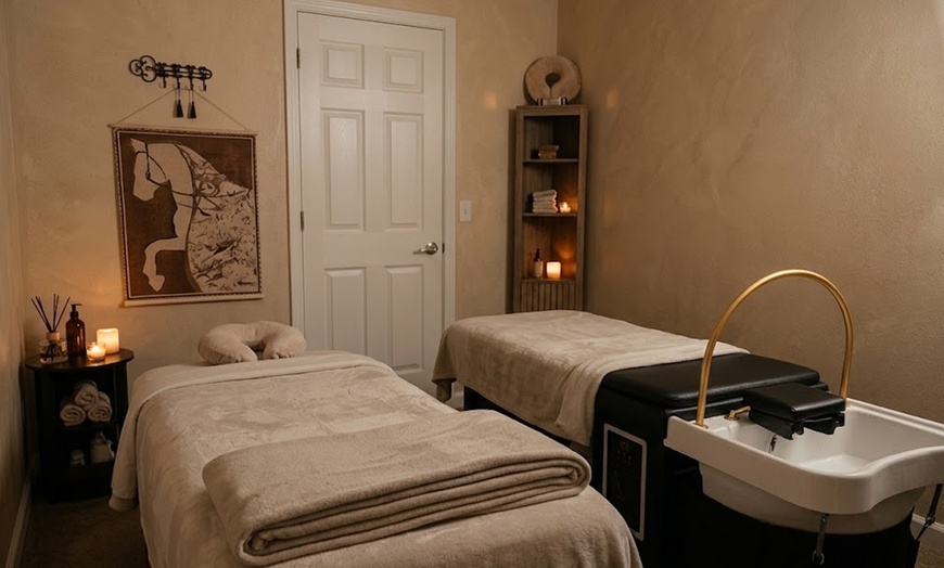 Image 5: Relaxing Full Body Massage with Oil & Exfoliating Scrub
