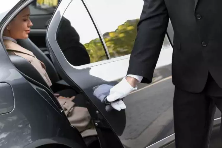 Jusqu'à 31% de réduction sur Limousine / Chauffeur (Transport) chez Lys Prestige Transport