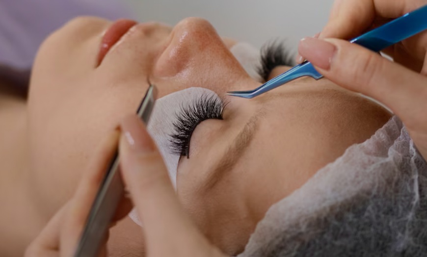 Image 1: Up to 52% Off on Eyelash Extensions at Reiki Spa Oviedo