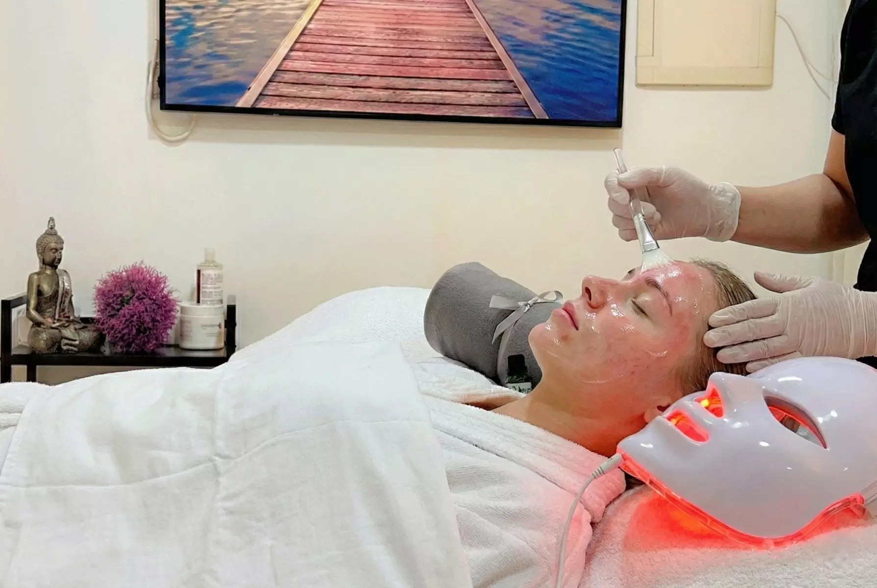Peeling químico glicólico o azelaico con terapia LED opcional