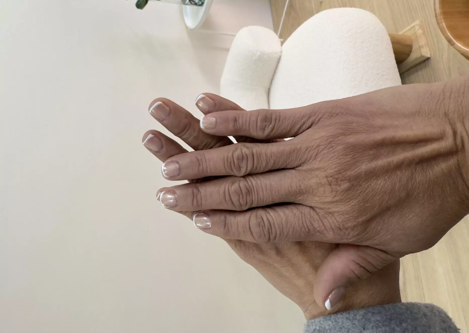 Sesión de manicura, pedicura o ambas con diseño especial en una uña