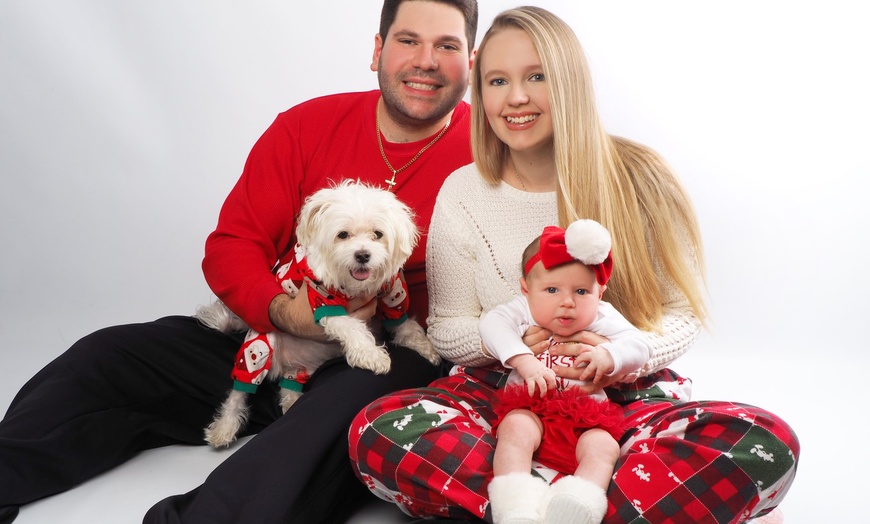 Image 5: In-Studio Family Photo Shoot W/ or W/O Makeup/Hairstyling and More