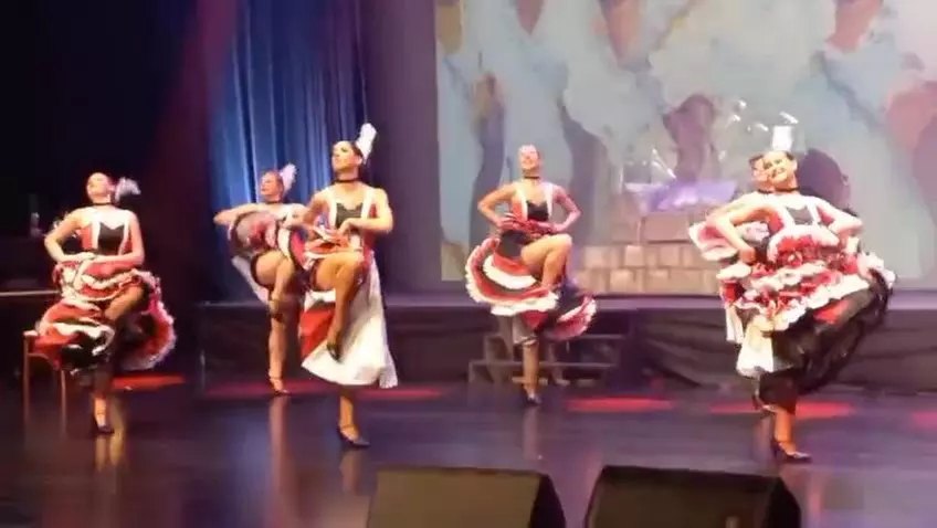 Cabaret parisien avec show grandiose et French cancan mythique