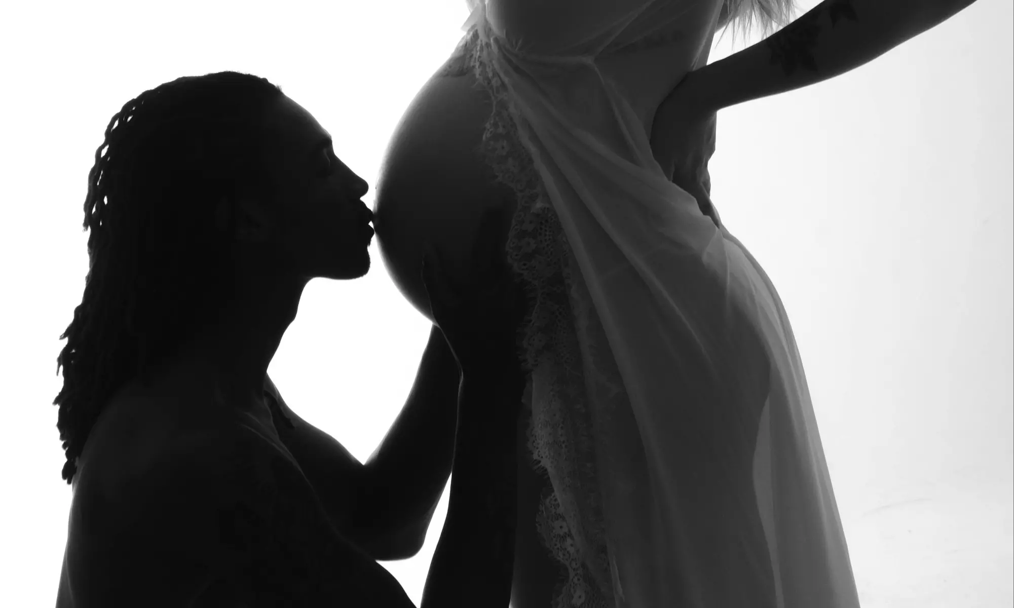 Shooting future maman, solo ou duo, dès 29 € au studio de l''agence Projet Arts et Mode - Pam France