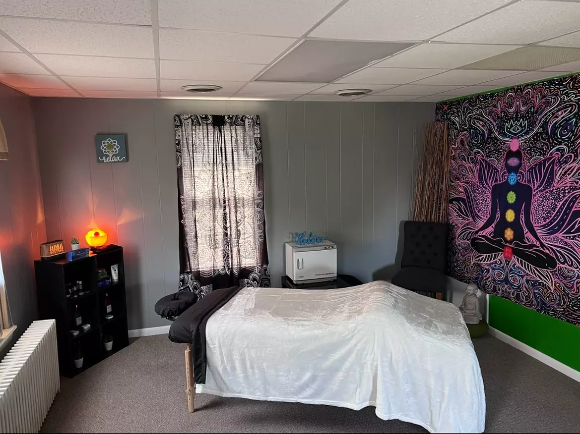 Massage with Cinnamon Warming Lotion Hot Stones and Towel Treatment