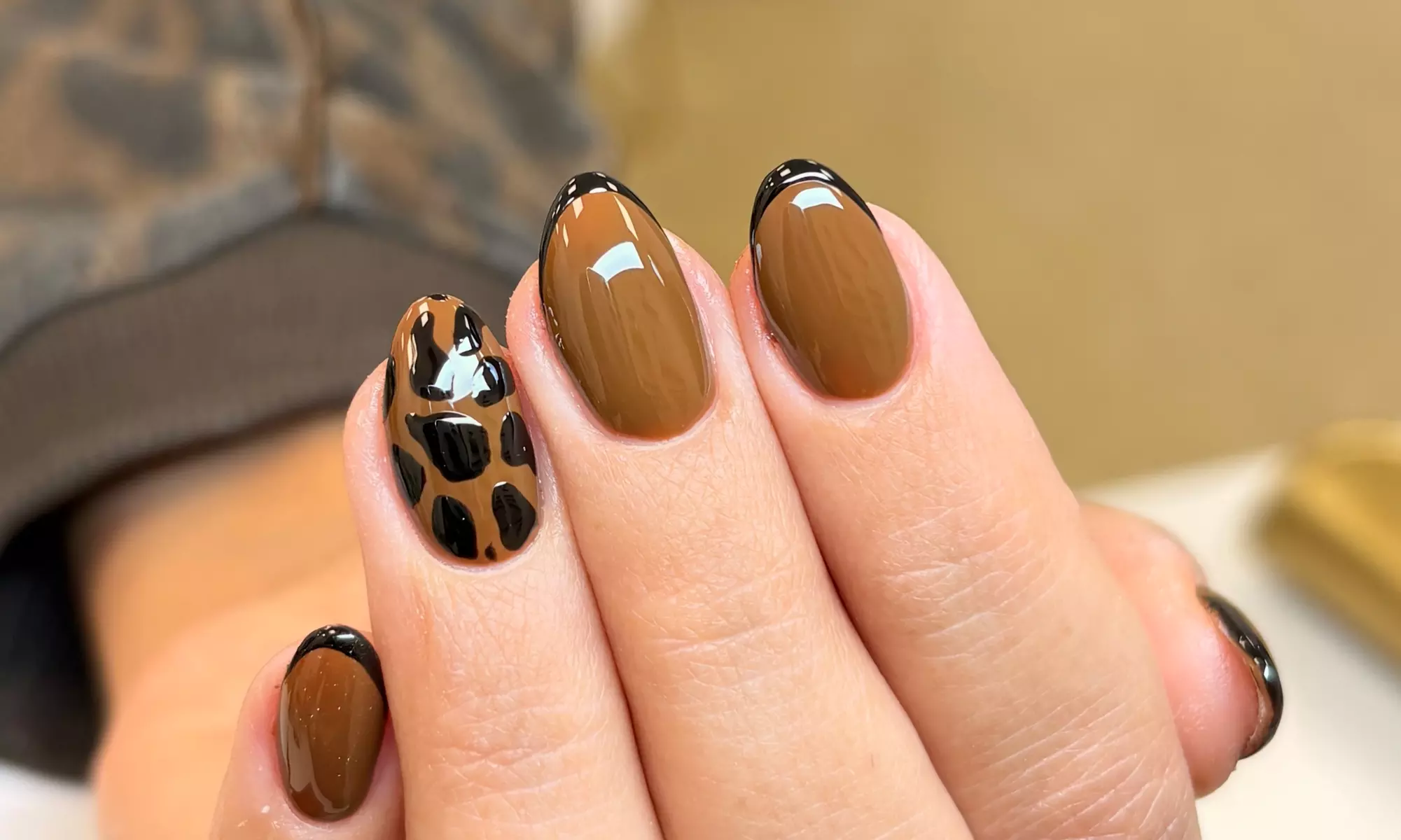 Manicura y/o pedicura con esmaltado tradicional o semipermanente