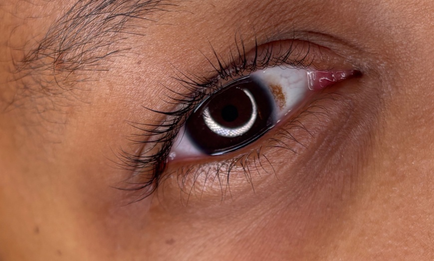 Image 3: Regard naturel et lumineux avec rehaussement de cils