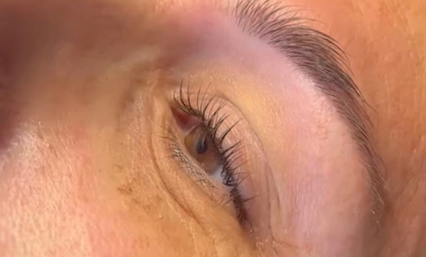 Image 4: Des sourcils parfaits en un clin d'œil
