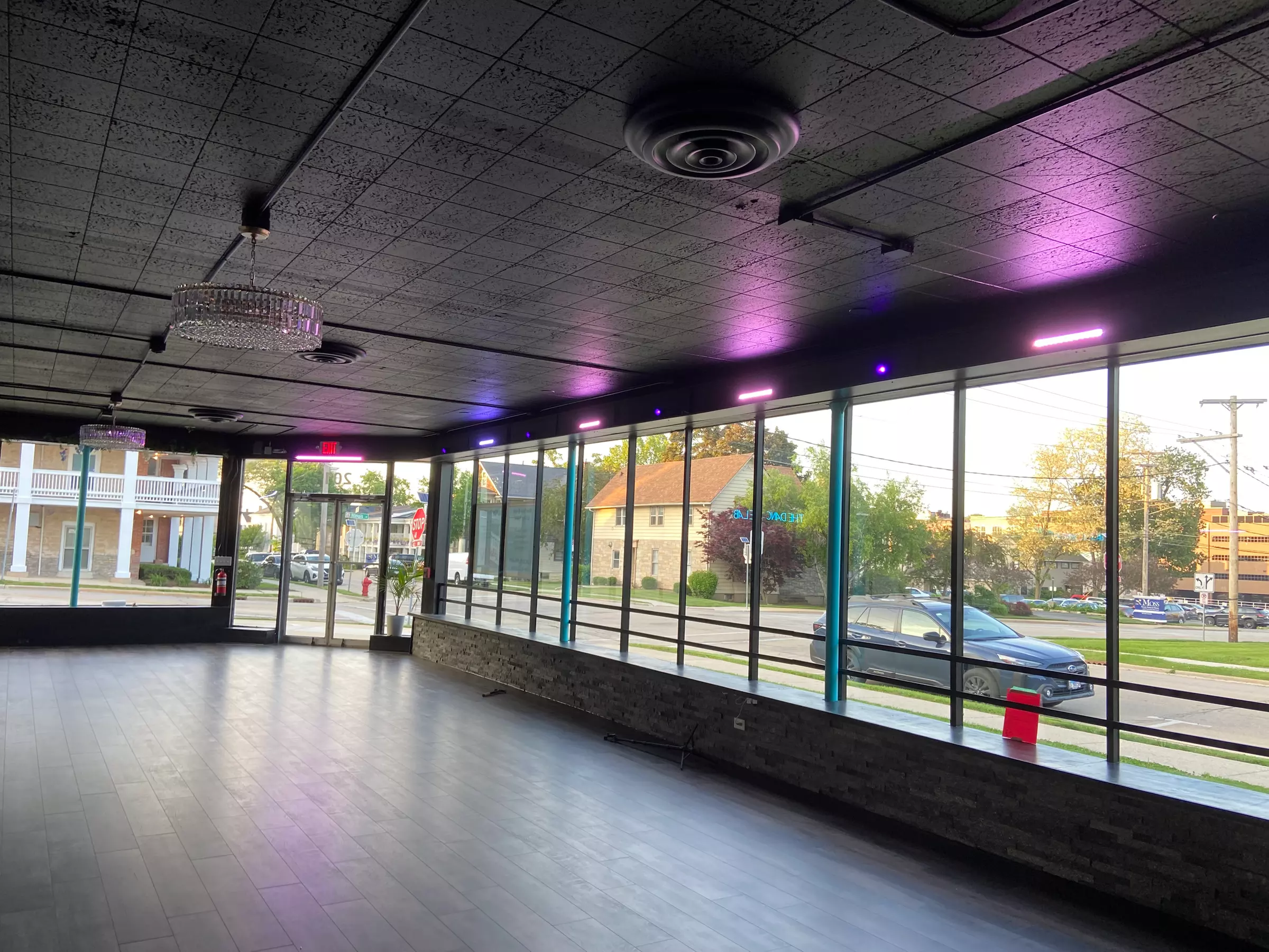 Host Events in a Spacious 2500 Sqft Venue with Cozy Fireplace