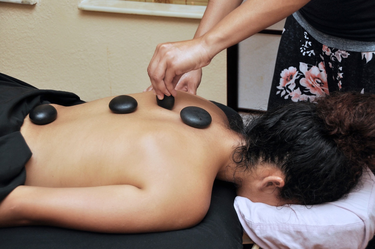 1 90 Min Deep Tissue Massage + Aromatherapy & More