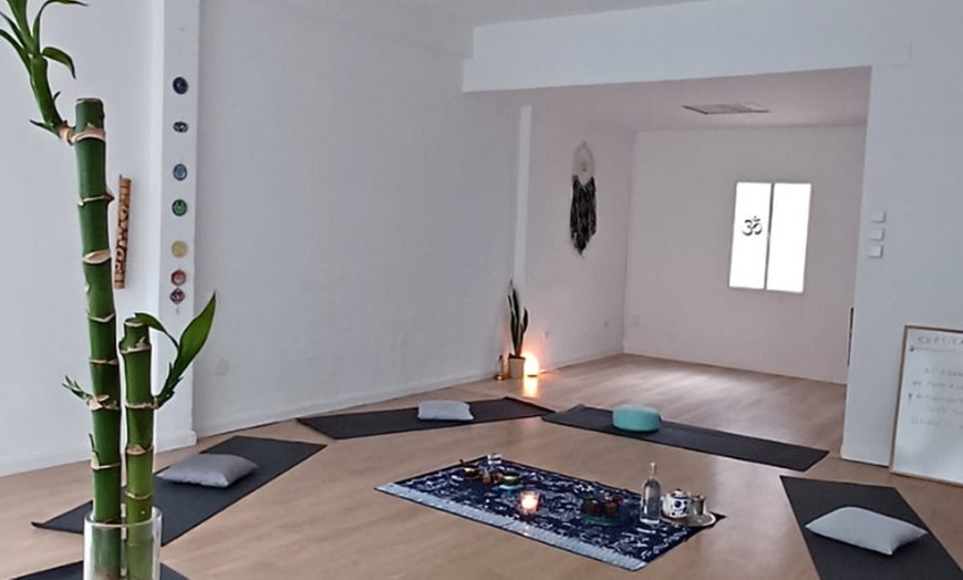 Image 1: Hasta 33% de descuento en Clase de yoga en Vaires Yoga Estudio