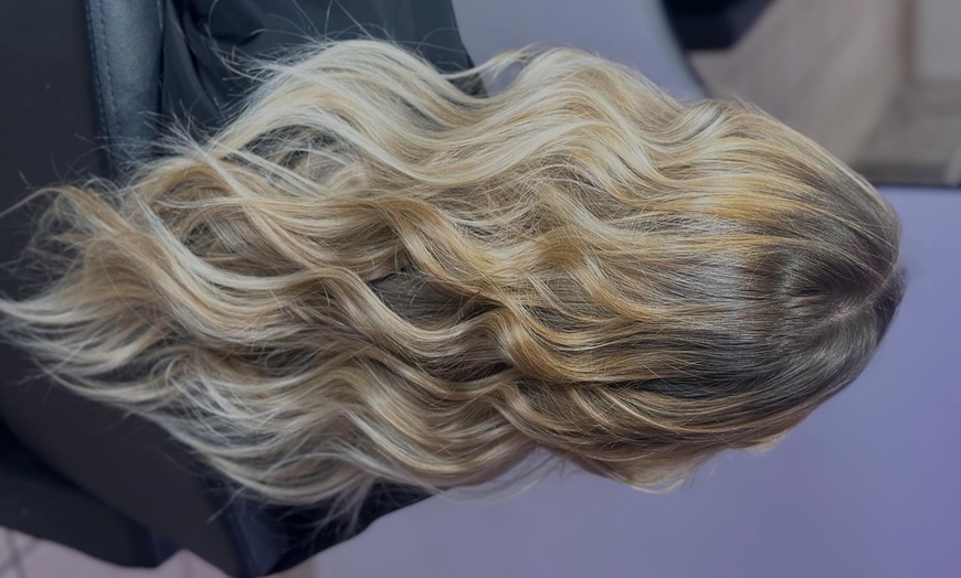 Image 2: Soin du visage, onglerie et soin cheveux avec Maison de beauté by YB