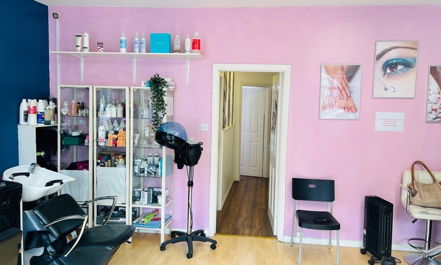 Image 1: Express HydraFacial Deep Cleanse Facial or Deluxe HydraFacial Package