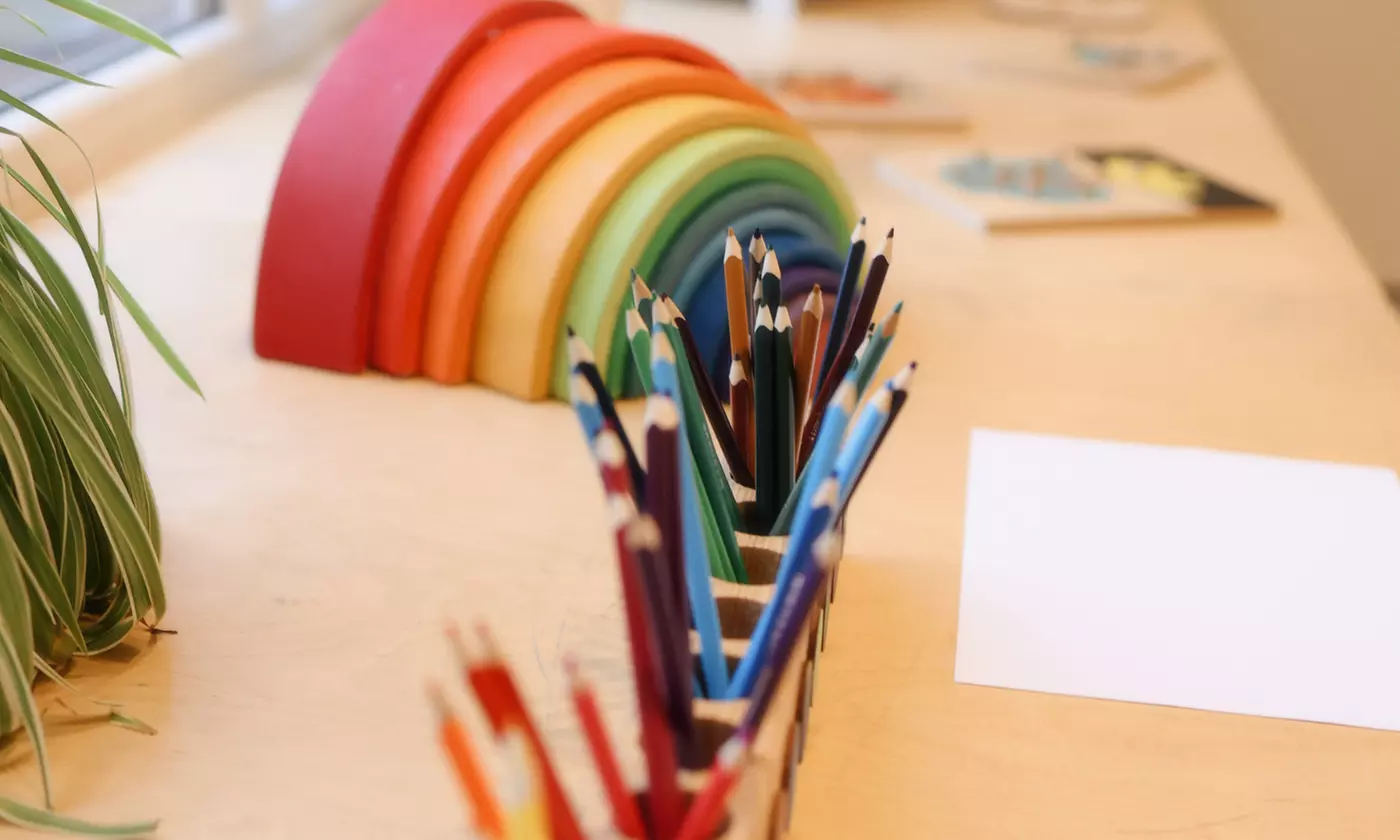 Wejście dla dzieci do drewnianej bawialni