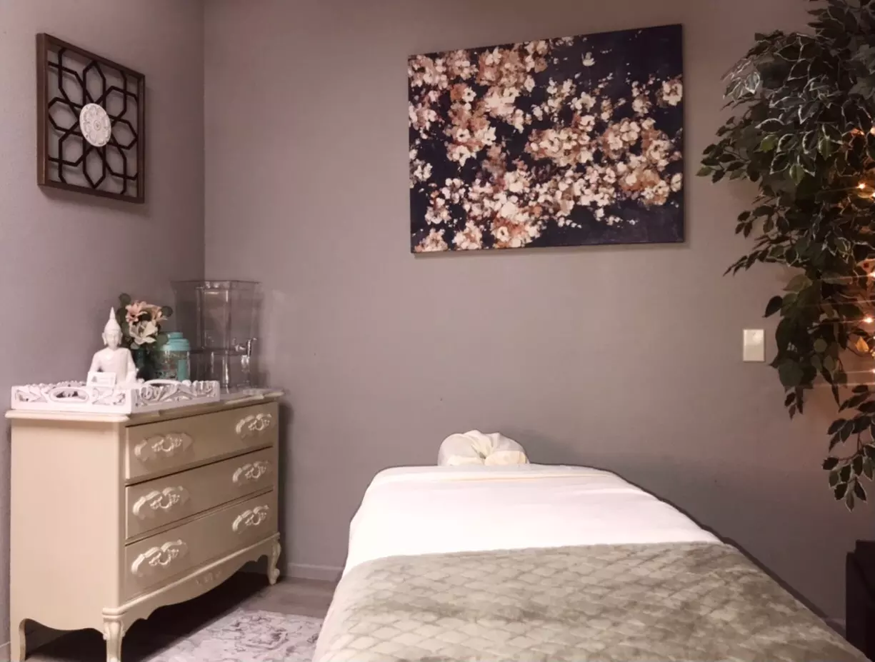 One 30-Minute or 60-Minute Swedish w/ Hot Stone, Aromatherapy at Château de Réjuv(Up to 30% Off) - Primary Image