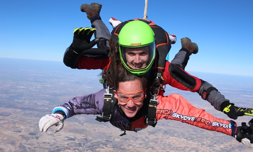 Image 2: Salto tándem en paracaídas con SKYDIVE Aeródromo Casas de los Pinos