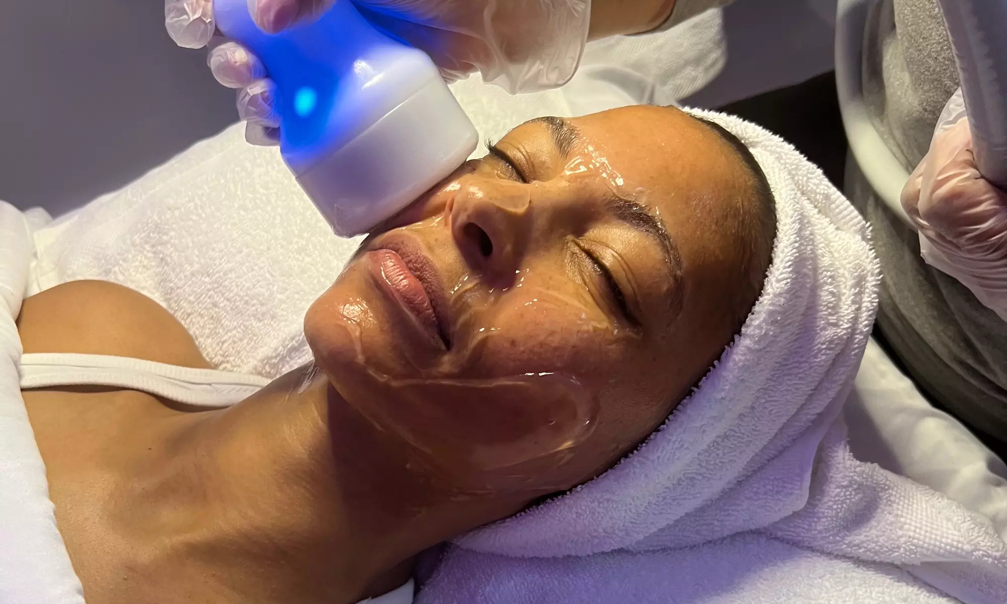 Experience EMPATH Cryo T-Shock's Glow Up and Anti-Aging Facial Refresh services with up to 37% off for radiant skin - Primary Image