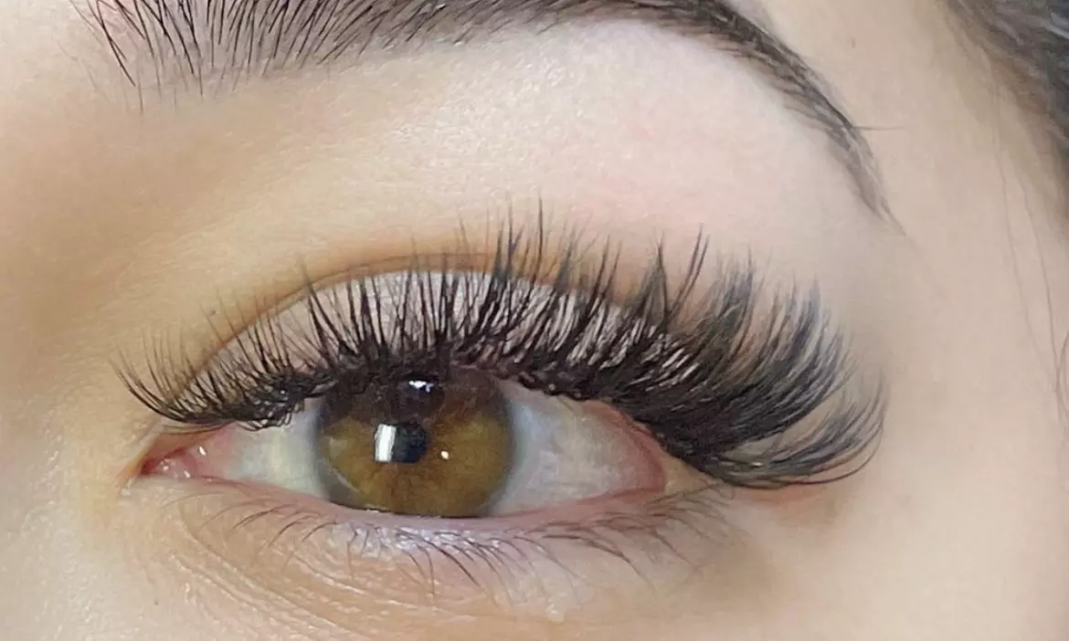 Experience ilash Sugarland's stunning classic and volume eyelash extensions with up to 30% off, crafted for elegance - Primary Image