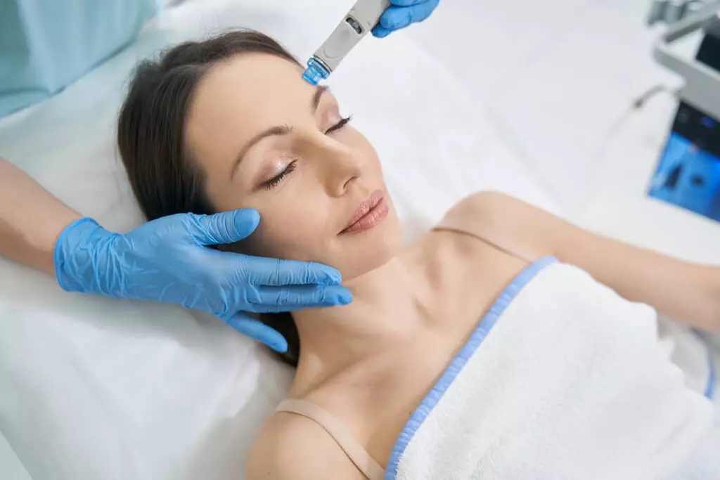 Up to 38% Off on HydraFacial at Beautymanors - Second Medium