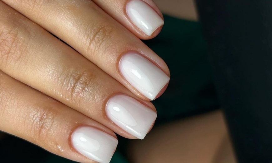 Image 1: Beauté des mains ou des pieds, pose de vernis ou de gel en option