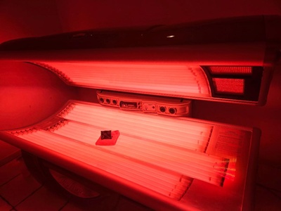 One Red Light Therapy Session - Caesars Tan