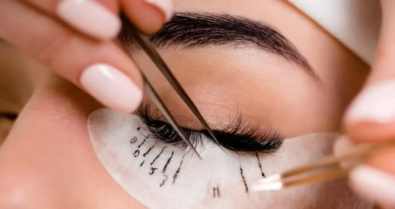 Formation complète en extensions de cils, avec kit inclus et suivi personnalisé par Précieuse Beauty Kakina - Primary Image