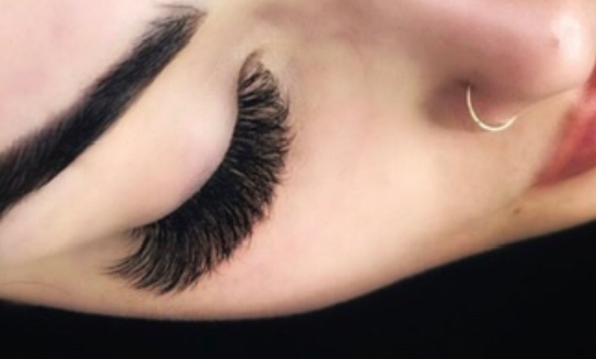 Image 1: Eyelash Extensions for a Bold and Dramatic Effect