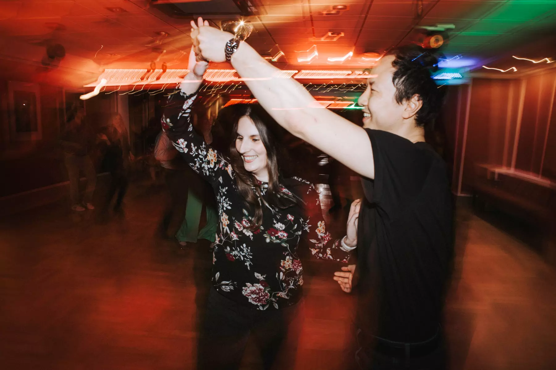 Verschiedene Tanzkurse, wie Salsa oder West Coast Swing für Paare und Einzelpersonen in Duisburg (50% sparen) - Second Medium