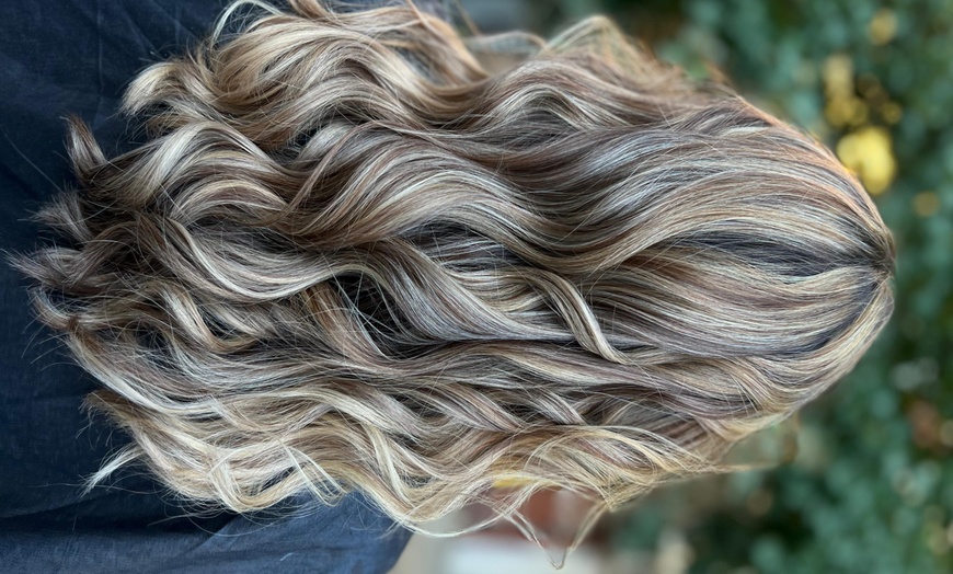 Image 6: Retoque de mechas o balayage con diagnóstico y tratamiento capilar