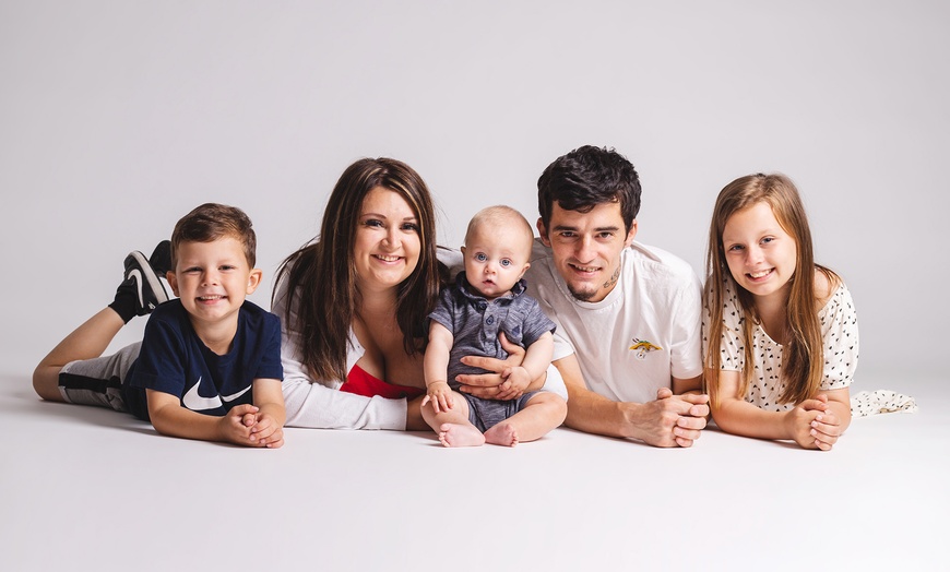 Image 6: Family Photoshoot with Prints